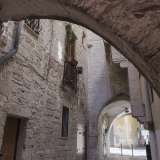 Mentre poco pi� distante, in Corte Cavallerizza, si trova un altro passaggio mitico: l�arco delle Streghe (detto anche u-�rche de la Masciare), dal nome delle fattucchiere che secondo la leggenda si riunivano sotto la sua volta a crociera per celebrare i sabba beneventani